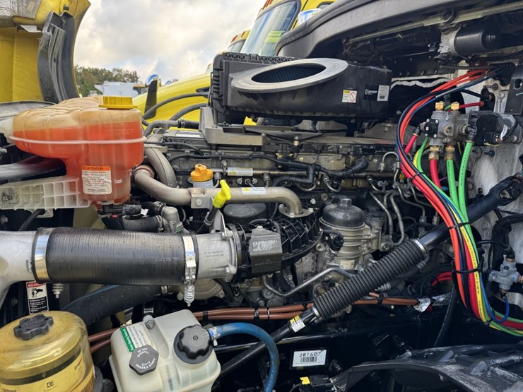 2018-freightliner-cascadia-126-image-10