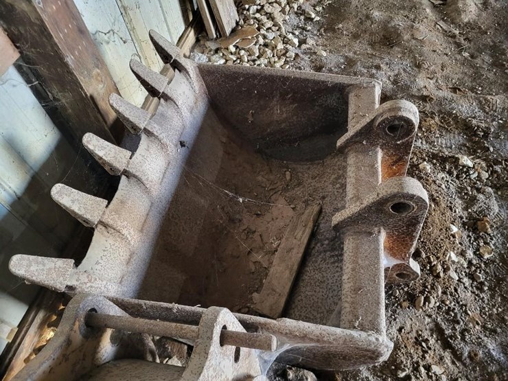 36"-backhoe-bucket-off-of-john-deere-310c-loader-backhoe-image-5