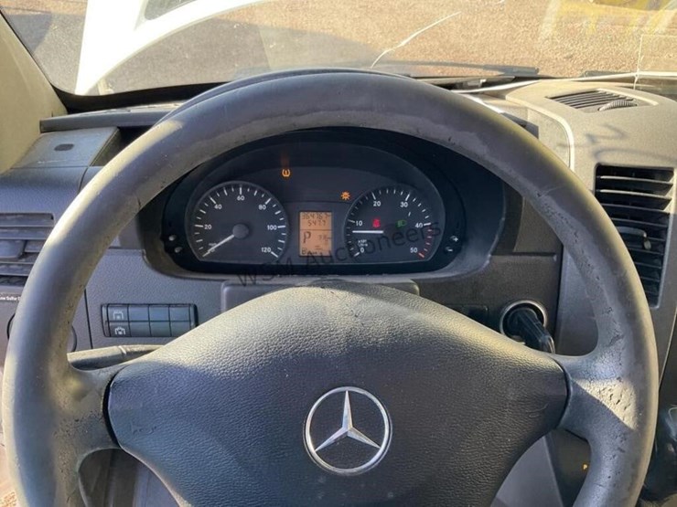 2011-mercedes-benz-sprinter-catering-van-image-17