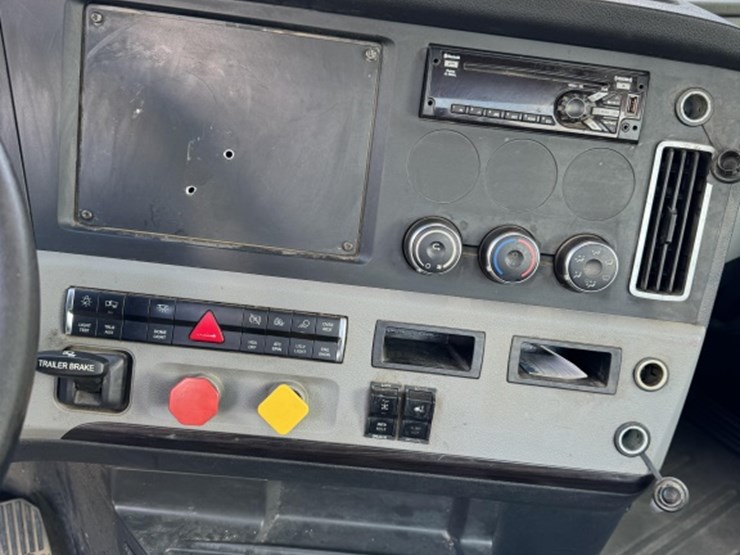 2018-freightliner-cascadia-126-image-9