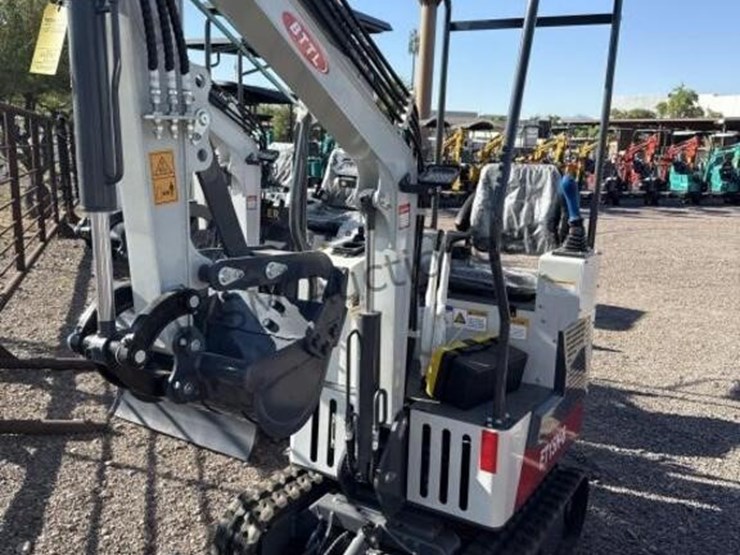 2025-battler-et15h-6-mini-excavator-image-2