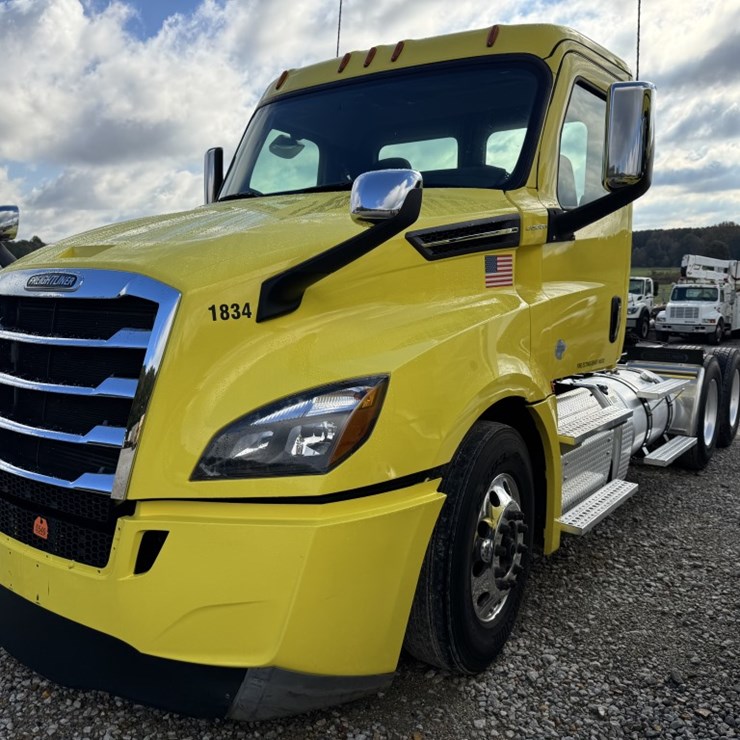 2018 FREIGHTLINER CASCADIA 126