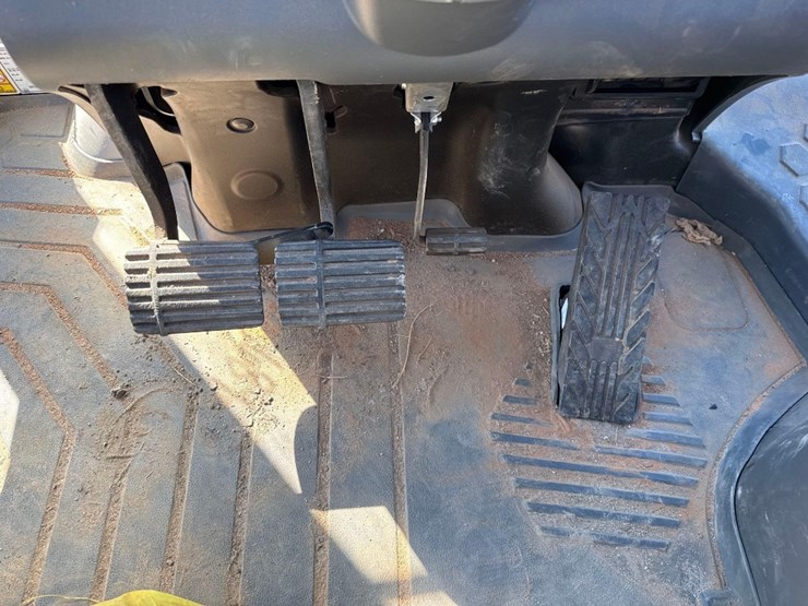 caterpillar-420-image-26