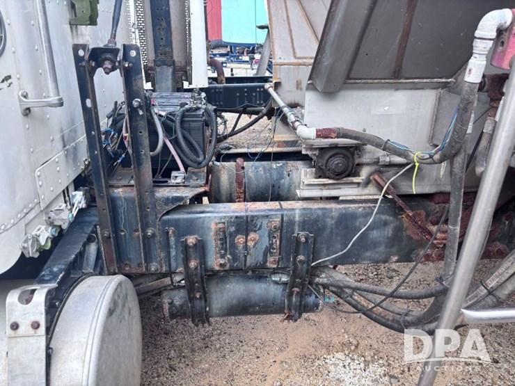 2001-freightliner-fld112-image-24