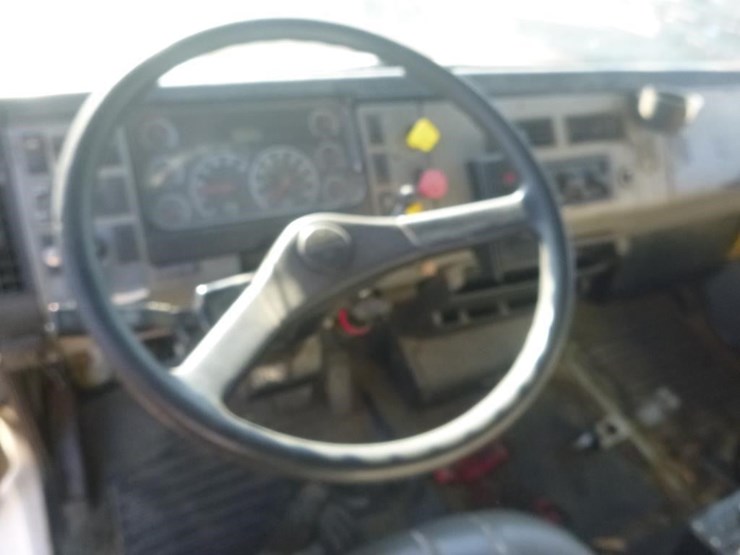 2001-freightliner-fl70-image-15