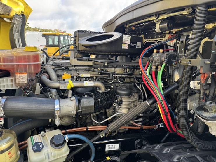 2018-freightliner-cascadia-126-image-10