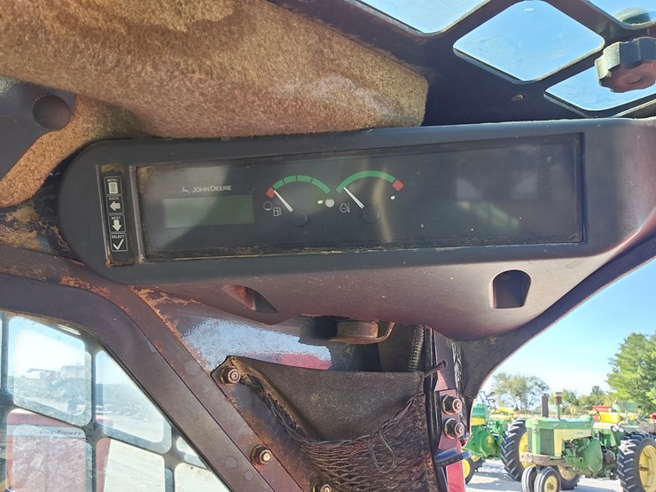 2010-deere-320d-image-9