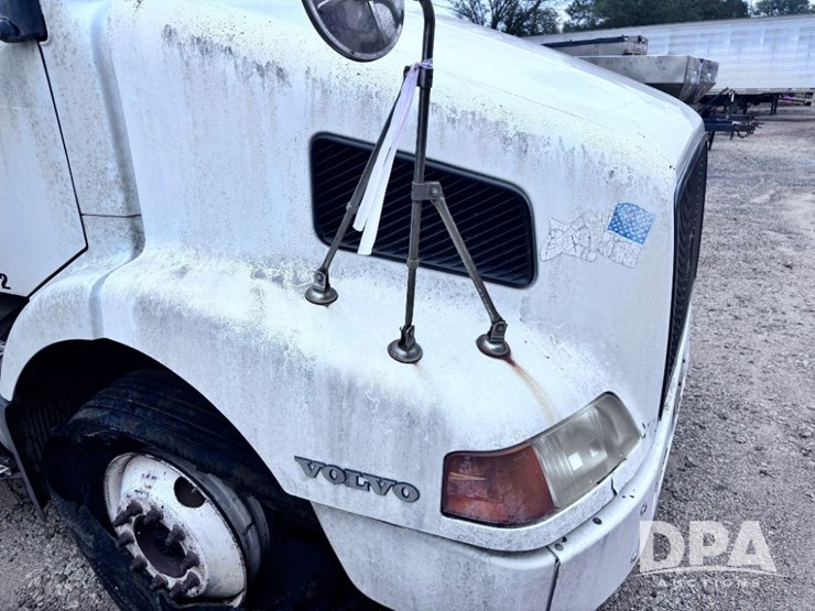 2003-volvo-10-image-55