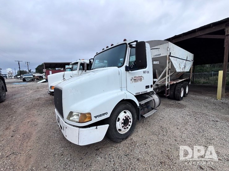 2003-volvo-10-image-19