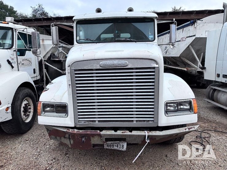 2001-freightliner-fld112-image-2