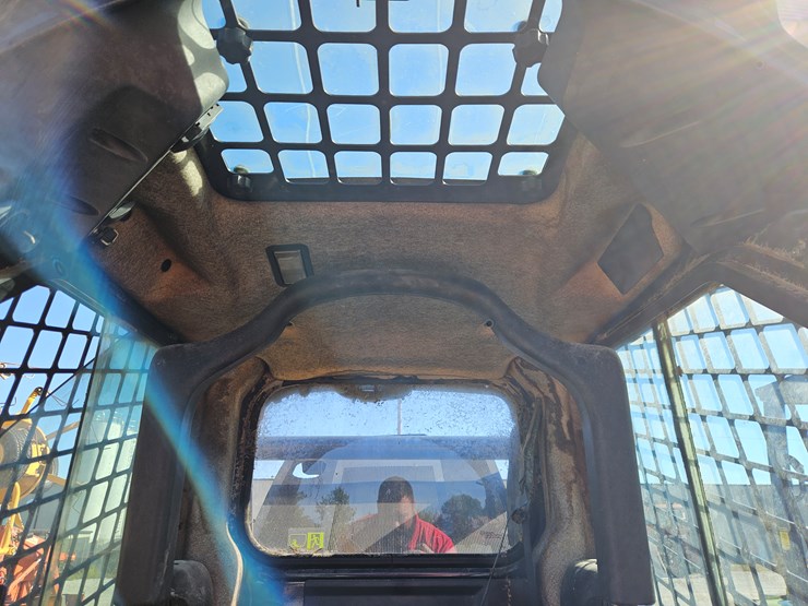 2010-deere-320d-image-6