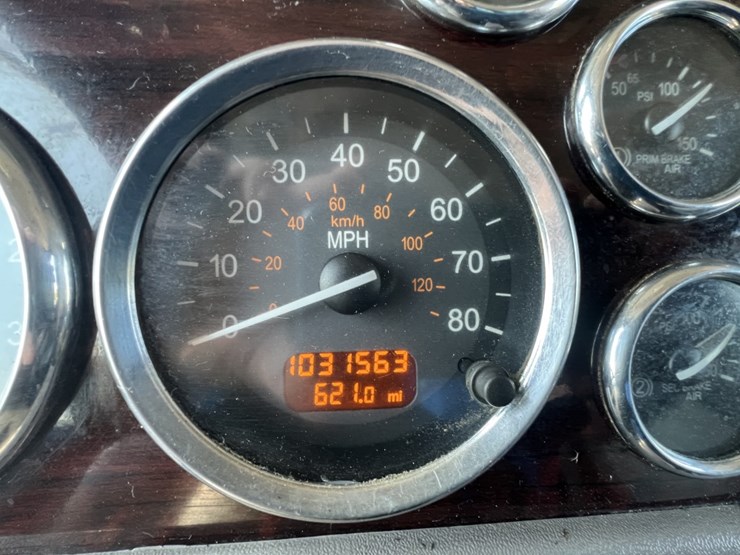 2015-peterbilt-389-image-16