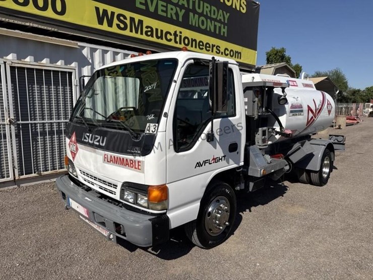 2004-isuzu-npr-image-2