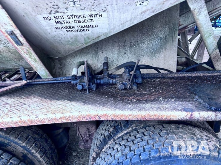 2003-volvo-10-image-35