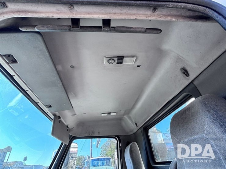 2003-volvo-10-image-93