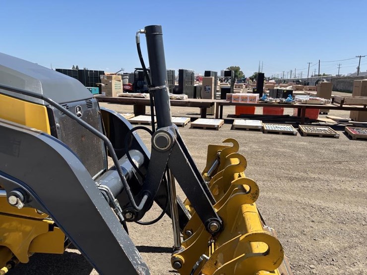 2018-deere-210l-image-15