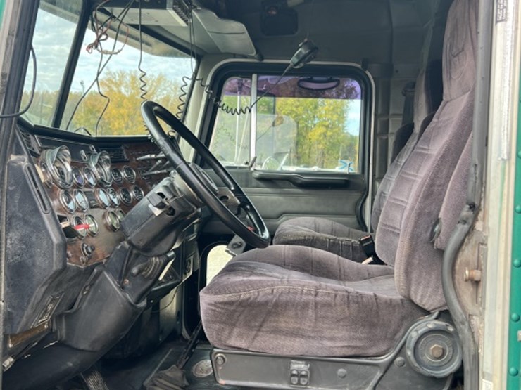 2000-peterbilt-379-image-13