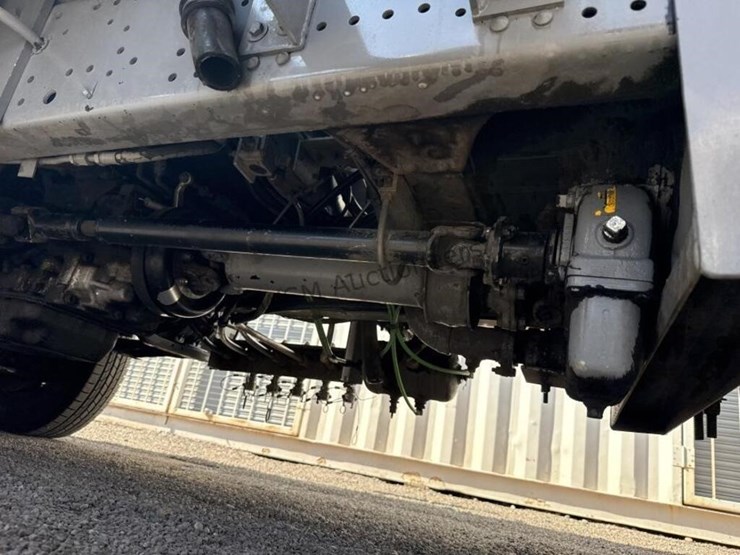 2004-isuzu-npr-image-21