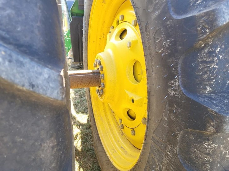 2011-john-deere-8235r-image-26