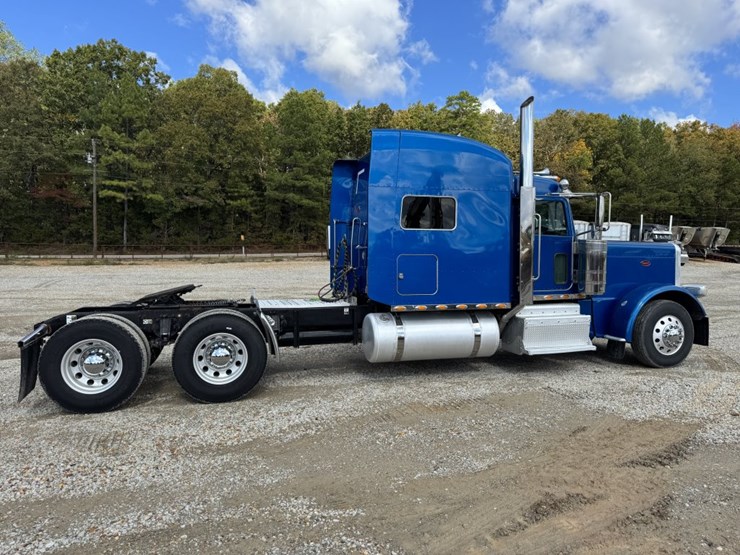 peterbilt-389-image-8
