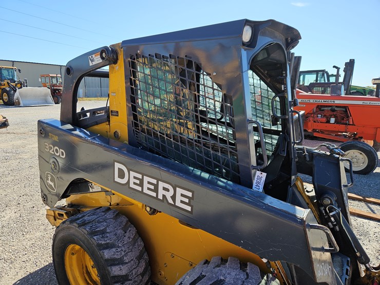 2010-deere-320d-image-19