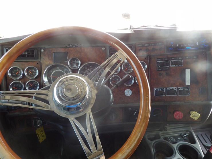 2005-kenworth-w900l-image-20