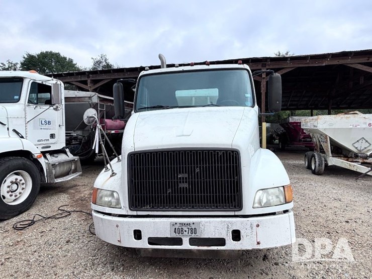 2003-volvo-10-image-3