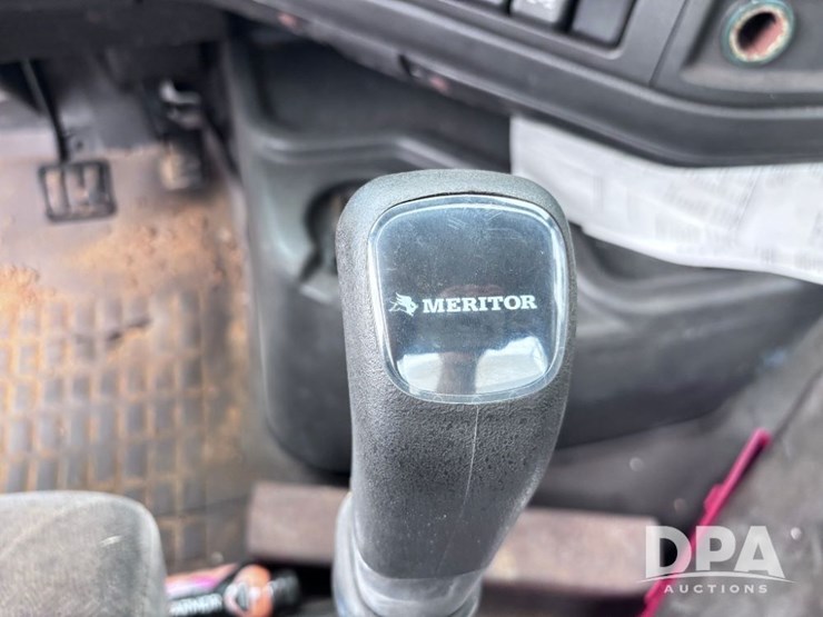 2003-volvo-10-image-78