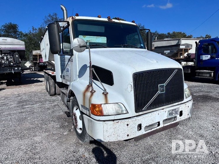 2003-volvo-10-image-4