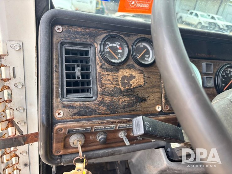 1994-freightliner-fld120-image-83