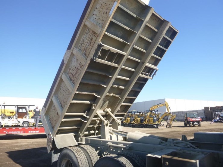 2009-sterling-lt9500-image-10