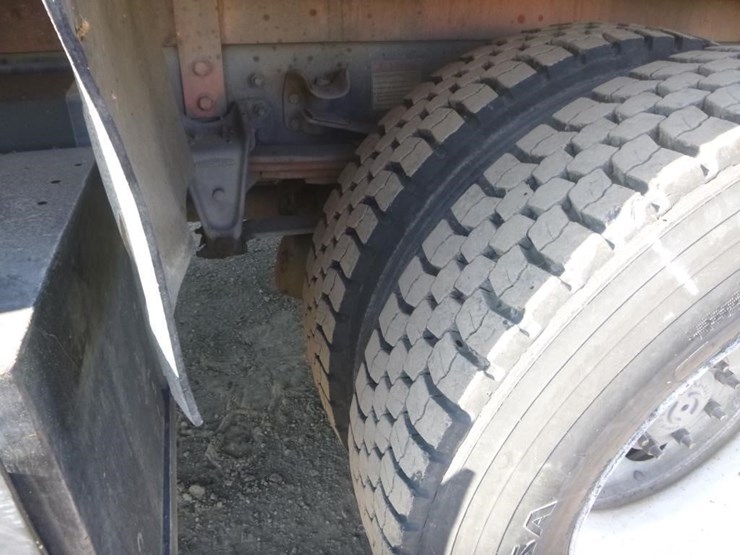 2001-freightliner-fl70-image-21