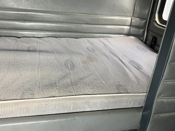 2000-peterbilt-379-image-17