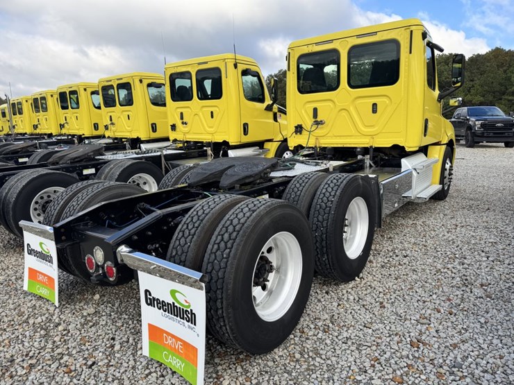 2018-freightliner-cascadia-126-image-4