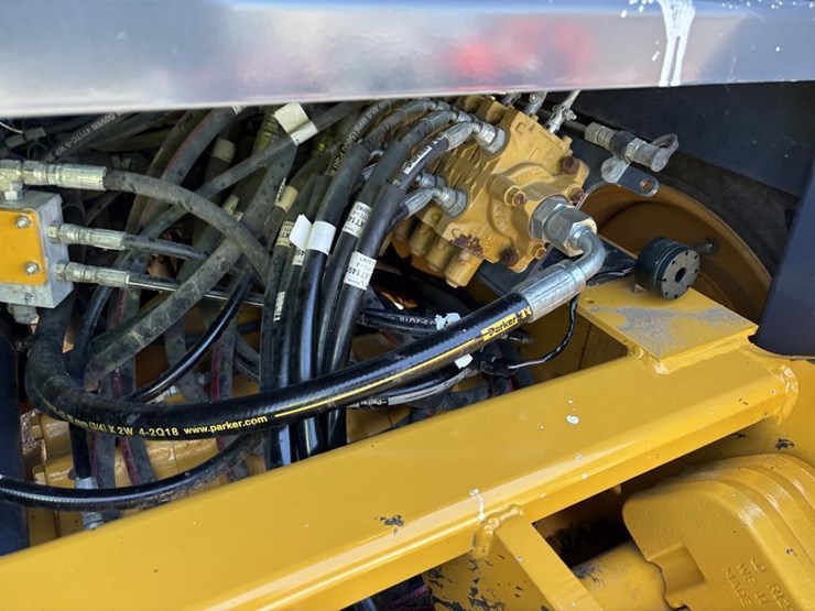 2018-deere-210l-image-23