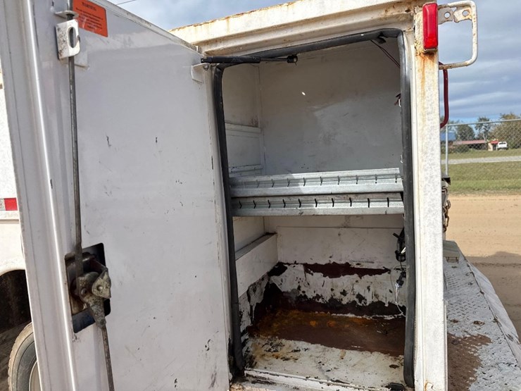 2010-ford-f550-xl-image-19