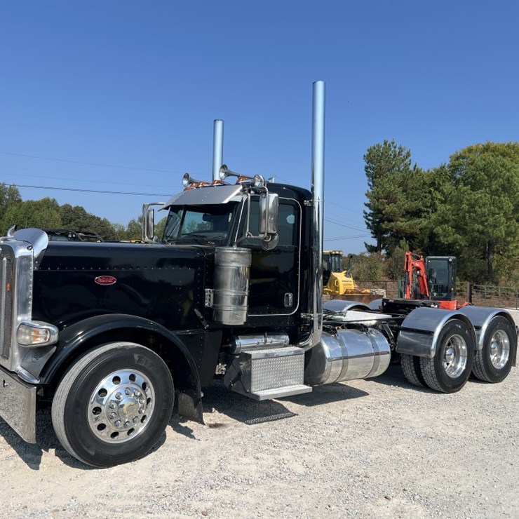 2015 PETERBILT 389