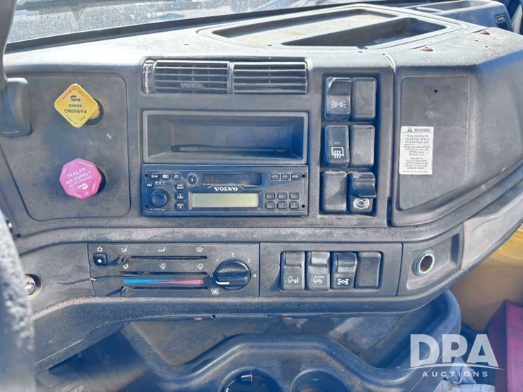 2003-volvo-10-image-100