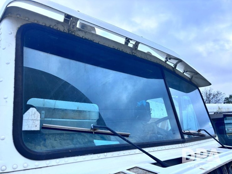 2001-freightliner-fld112-image-60