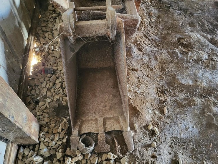 18"-backhoe-bucket-off-of-john-deere-310c-loader-backhoe-image-3