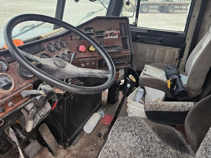 1999-freightliner-fld120-image-30