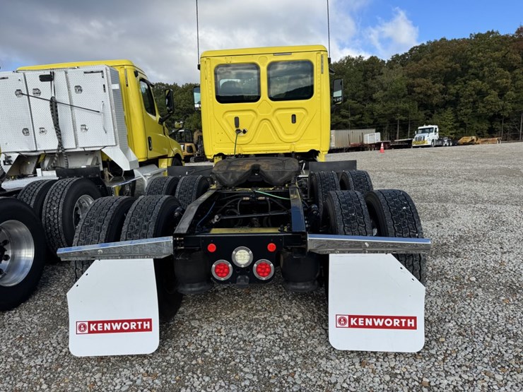 2018-freightliner-cascadia-126-image-5