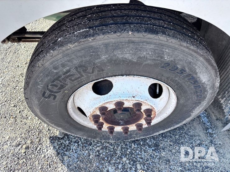 2003-volvo-10-image-21