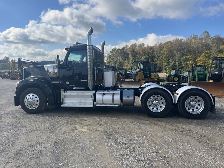 2021-kenworth-w990-image-11