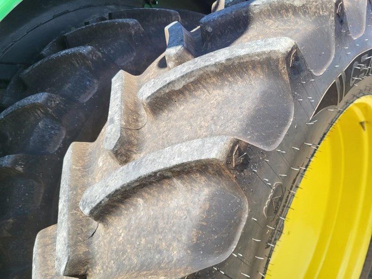 2011-john-deere-8235r-image-22