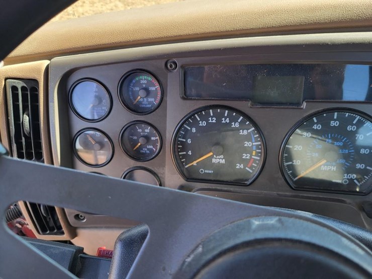 2004-mack-granite-cv713-image-57