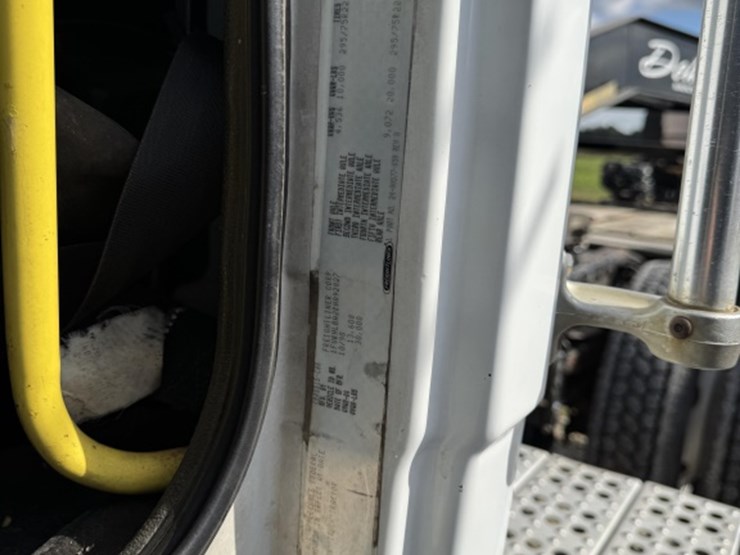 1999-freightliner-fl70-image-12