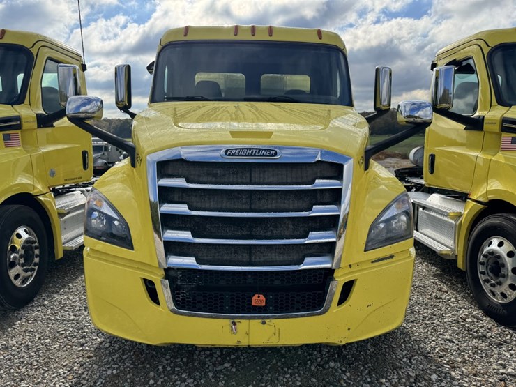 2018-freightliner-cascadia-126-image-2