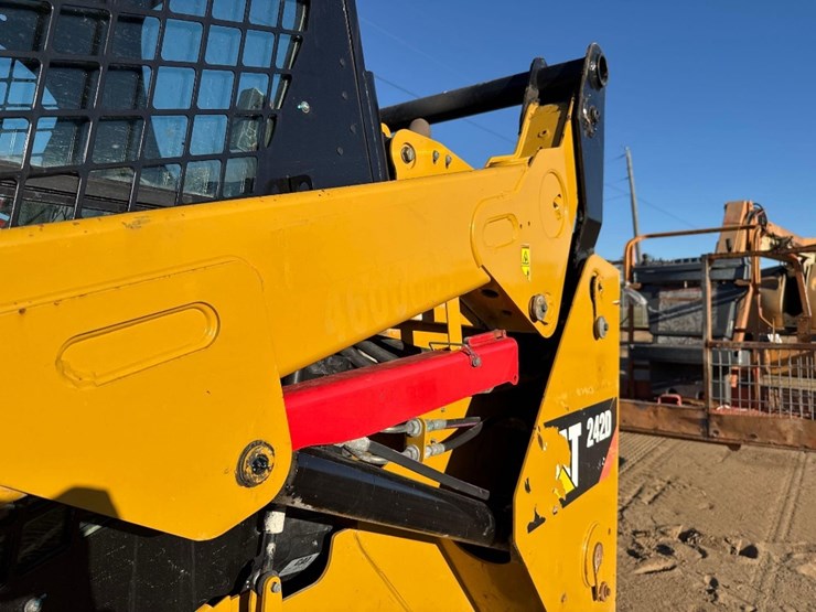 caterpillar-242d-image-19