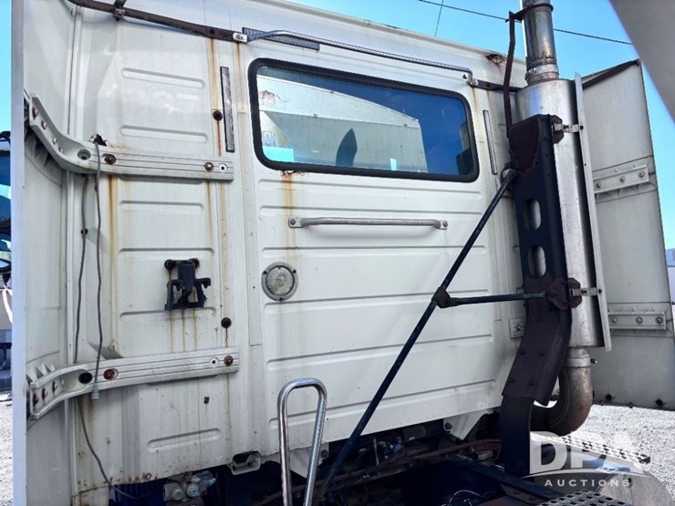 2003-volvo-10-image-26